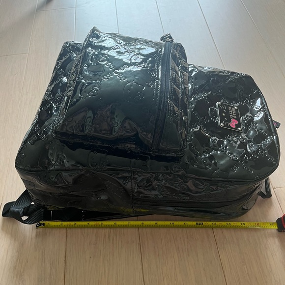 Hello Kitty Black patent leather backpack with added keychain - Picture 12 of 12